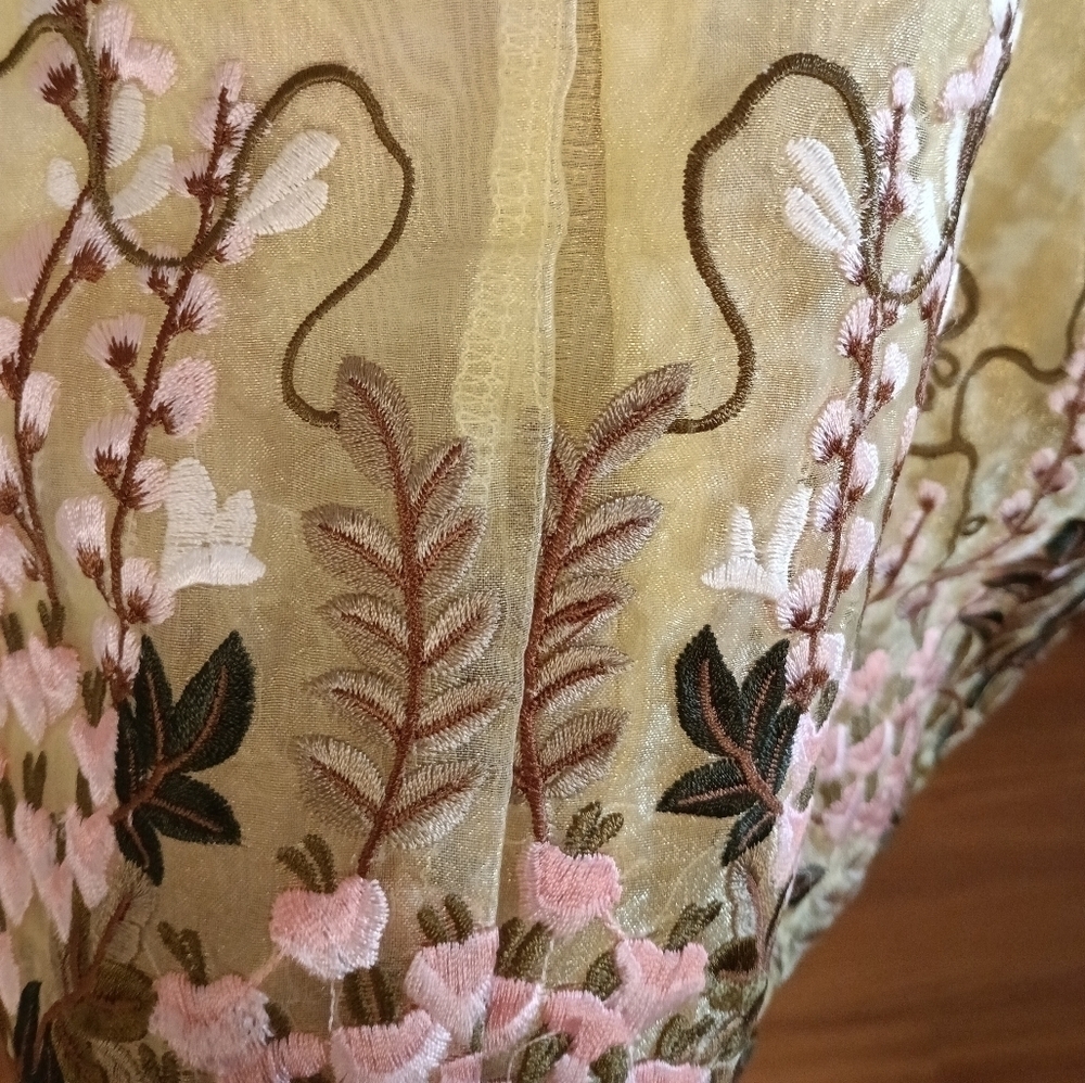 Gorgeous Defenon Embroidered Cheongsam Styled  Dress - Picture 13 of 16